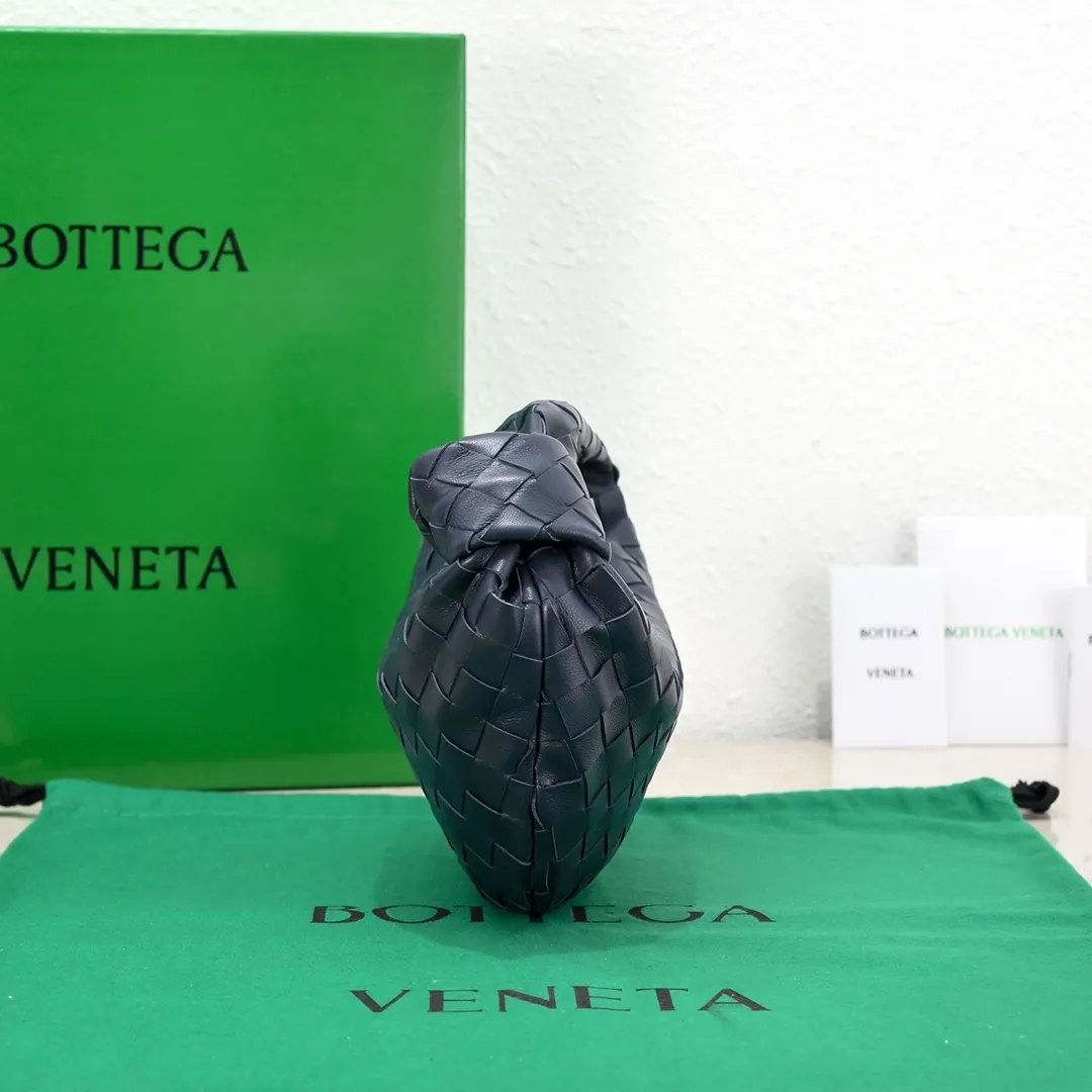 Batch 1120 BV Bottega Veneta's new early spring women's MINI JODIE handbag BV bag 🔥The new method is based on the original rounded corners, knotted with classic woven leather round hobo bag, The most iconic triangular pull-out design, using sheepskin draped soft shape, is super suitable for concave shapes~ Jodie feels really gentle to people, and is definitely the best item for daily matching. It has the same weave, new elements and twists, is compact and versatile, and is the new favorite of street style Internet celebrities! Dimensions: 23x28x8 Model: 6699-1